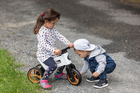 FWRider Super Sport 515784 Kolor: Pearl / Biały z brązowymi felgami Rowerek biegowy Jeździk 2w1 Ciche koła + Pasek do noszenia dla Rodzica