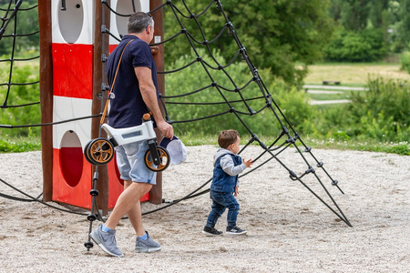 FWRider Super Sport 515784 Kolor: Pearl / Biały z brązowymi felgami Rowerek biegowy Jeździk 2w1 Ciche koła + Pasek do noszenia dla Rodzica