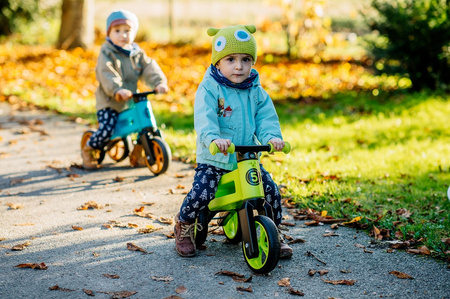 FWRider Super Sport 515760 Kolor: Lime / Limonkowy z zielonymi felgami Rowerek biegowy Jeździk 2w1 Ciche koła + Pasek do noszenia dla Rodzica