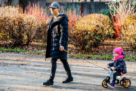 FWRider Super Sport 515760 Kolor: Lime / Limonkowy z zielonymi felgami Rowerek biegowy Jeździk 2w1 Ciche koła + Pasek do noszenia dla Rodzica