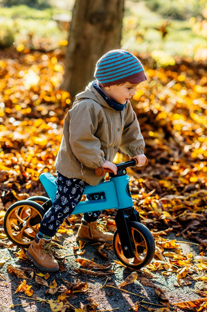 FWRider Super Sport 515777 Kolor: Aqua / Turkusowy z brązowymi felgami Rowerek biegowy Jeździk 2w1 Ciche koła + Pasek do noszenia dla Rodzica