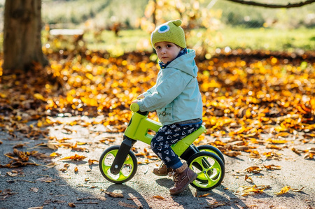 FWRider Super Sport 515760 Kolor: Lime / Limonkowy z zielonymi felgami Rowerek biegowy Jeździk 2w1 Ciche koła + Pasek do noszenia dla Rodzica